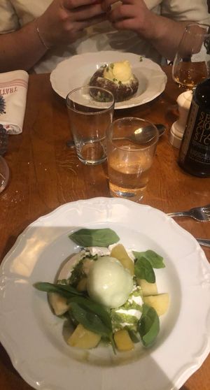 Vegan aquafaba option available  

MERINGA 95:-
Citronmaräng, äpple, basilika & äppelsorbet
Lemon meringue, apple, basil & apple sorbet at Trattorian in Stockholm