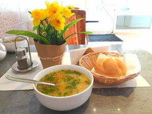 Jeden Donnerstag Gemüse Suppe 100% vegan mit Sellerie, Karotten. Erbsen, Kartoffel Zwiebel und frische Petersilie  at Onnumara Cigköfte in Kufstein