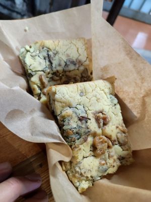 Pizza con Scarole e Noci at Oven  in Naples