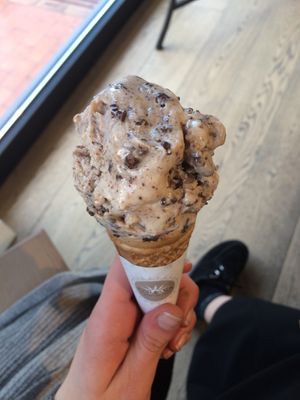 Pralined almond crumble,
Vegan ice cream and cone at Gelateria La Romana in Padua