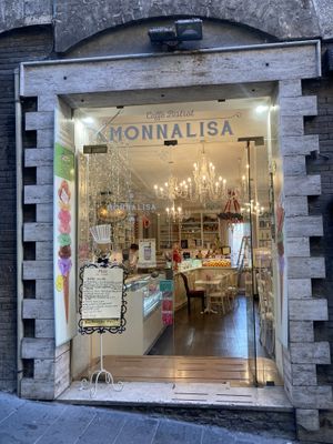 Locale dalla strada  at Monnalisa Caffe in Assisi