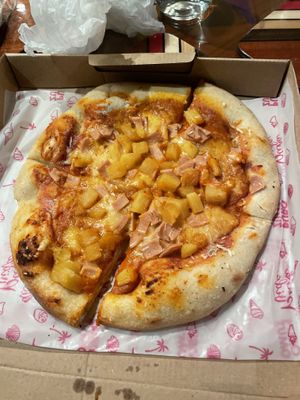 Hawaiian pizza 👌   at Puro Zumo in Bogota