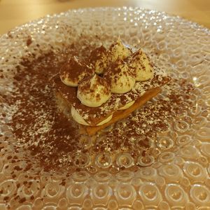 Millefeuille with almond-based white chocolate at La Voladora in Alicante