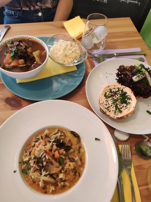 Arroz salvaje, burger japonesa, cuscús at La Voladora in Alicante