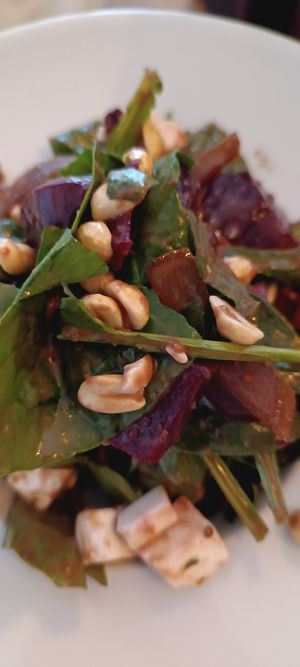 Salade entrée betterave épinard at La Voladora in Alicante