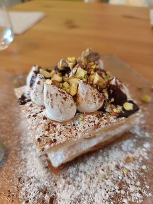 Milhojas de chocolate Blanco y pistachos at La Voladora in Alicante