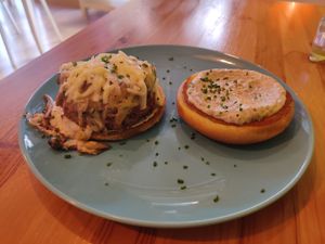 Burger of the day with truffle cream at La Voladora in Alicante