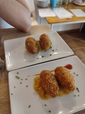 Croquetes at La Voladora in Alicante