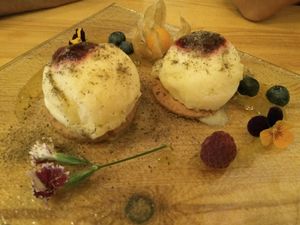 helado de piña sobre galleta at La Voladora in Alicante