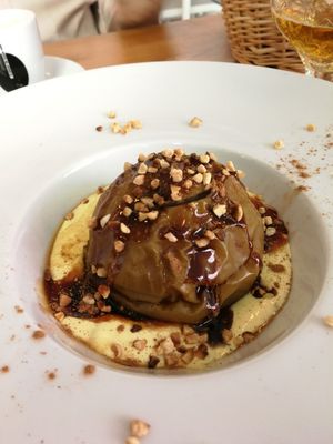 Manzana asada con crema at La Voladora in Alicante
