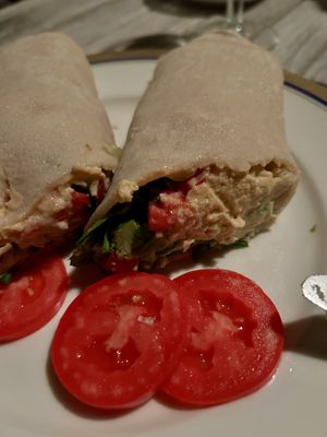 Crespella con hummus e verdure  at In Unzaja in Savona