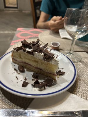Torta con coulis di frutti di bosco e cioccolato  at In Unzaja in Savona