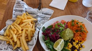 Vegan Burrito Bowl and Chips (June 2023) at Bar Mundo in Estella