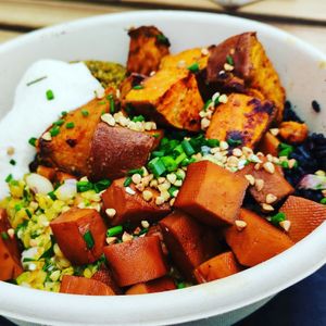 Spécial bol avec riz noir, falafel at Les Bols d'Antoine in Paris