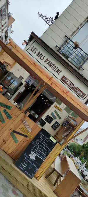 Facade at Les Bols d'Antoine in Paris