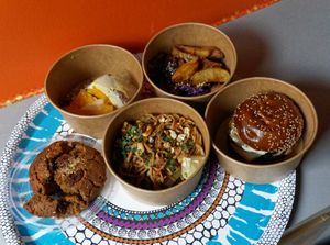 Delivery: Pad Thai, Burger, French Fries, Cheesecake and Cookie at Les Bols d'Antoine in Paris