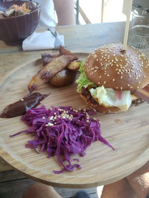 Le burger at Les Bols d'Antoine in Paris