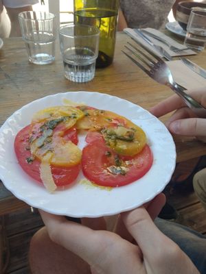 Carpaccio de tomates at Les Bols d'Antoine in Paris