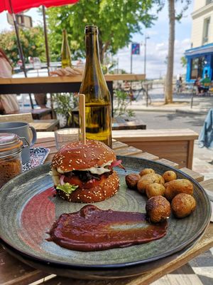 Jack fruit Burger with great view at the Tour Eiffel at Les Bols d'Antoine in Paris
