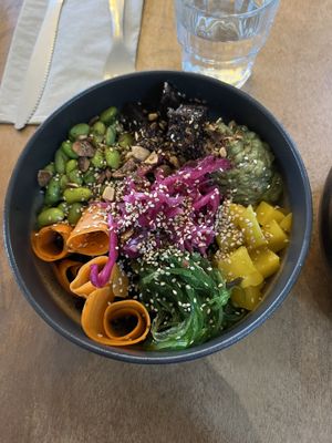 poke bowl   at Les Bols d'Antoine in Paris
