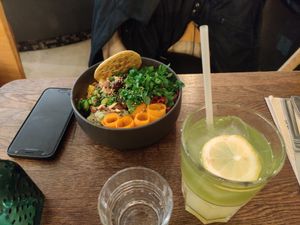 Poke bowl and lemonade at Les Bols d'Antoine in Paris