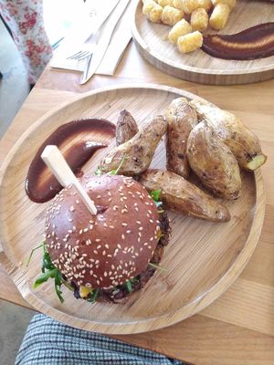 JAckfruit burger + potatoes at Les Bols d'Antoine in Paris