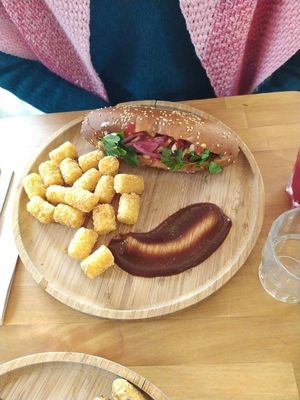 hot dog + croquettes at Les Bols d'Antoine in Paris