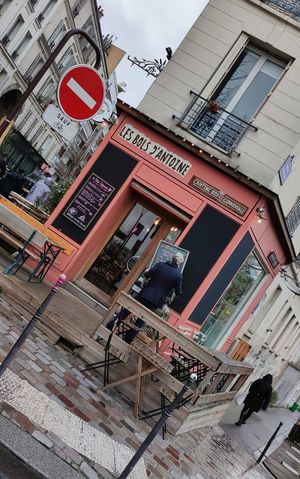 Facade at Les Bols d'Antoine in Paris