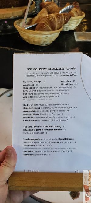 Hot drinks at Les Bols d'Antoine in Paris