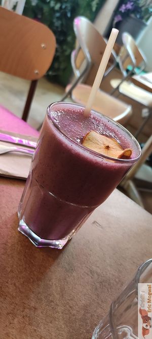 Red or Green Smoothie at Les Bols d'Antoine in Paris