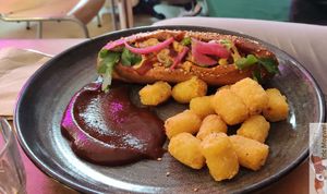 Hotdog at Les Bols d'Antoine in Paris