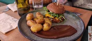 Pulled jack fruit BBQ, planted cheddar, snacked oyster mushrooms, onion compote, veganaise served with pomme grenaille at Les Bols d'Antoine in Paris