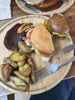 half of the Nono burger on the left, half of the jack burger on the rightt  at Les Bols d'Antoine in Paris