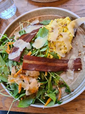 Tofu toast with vegan bacon at Les Bols d'Antoine in Paris