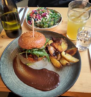 Burger jack fruit BBQ - Avocado toast - Citronnade aux fruits de la passion 😻😻😻 #Veganuary at Les Bols d'Antoine in Paris
