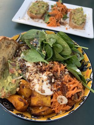 Buddha bowl and avocado toast at Les Bols d'Antoine in Paris