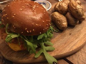 Burger de jackfruit  at Les Bols d'Antoine in Paris