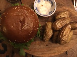 Burger et pommes grenailles  at Les Bols d'Antoine in Paris