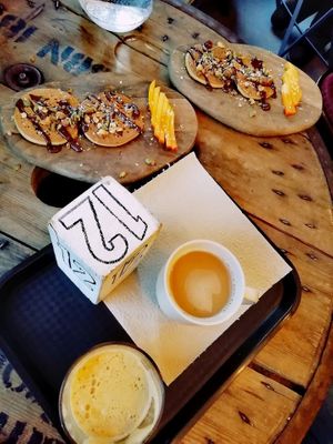 Pancakes chocolat banane, chaï latte et jus de pomme at Les Bols d'Antoine in Paris