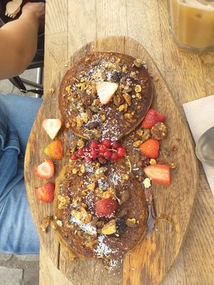 Banana pancakes at Les Bols d'Antoine in Paris