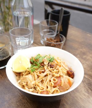 Pad Thai w/konjac noodles at Les Bols d'Antoine in Paris