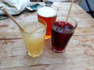 Citronnade à l'estragon, jus d'hibiscus, bière at Les Bols d'Antoine in Paris