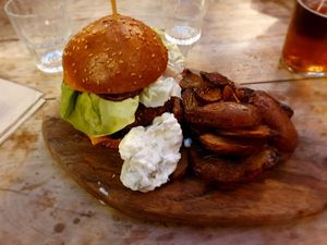 Burger sans gluten, steak de jackfruit et sarrasin, double cheese "no bacon" at Les Bols d'Antoine in Paris
