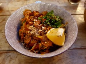 Pas Thaïlande, nouilles de konjac, radis, courgettes, carottes, cacaouettes et coriandre at Les Bols d'Antoine in Paris