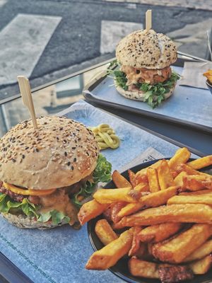 Burger and chips at The Wild Note in Bordeaux