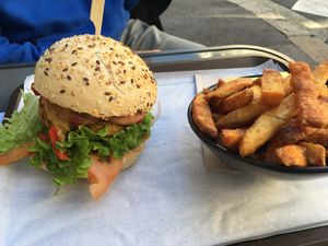 Tex-mex burger with fries at The Wild Note in Bordeaux