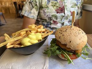 Burger “Rosso” et frites  at The Wild Note in Bordeaux