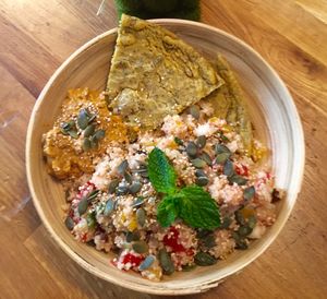 Plat de la semaine / Meal of the week

Socca ( omelette niçoise à base de farine de pois chiche ) accompagne d'un taboulé maison et de houmous. 
Socca ( omelette made from cheak pea flour ) with homemade tabbouleh and hummus.  at The Wild Note in Bordeaux