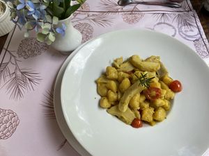 Nhoque de mandioquinha com alcachofra e ervas. Achei muito suave e carregado no azeite .  at Donna Pinha in Santo Antonio Do Pinhal