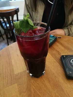 Heidelbeer Eistee at Erdapfel in Hamburg